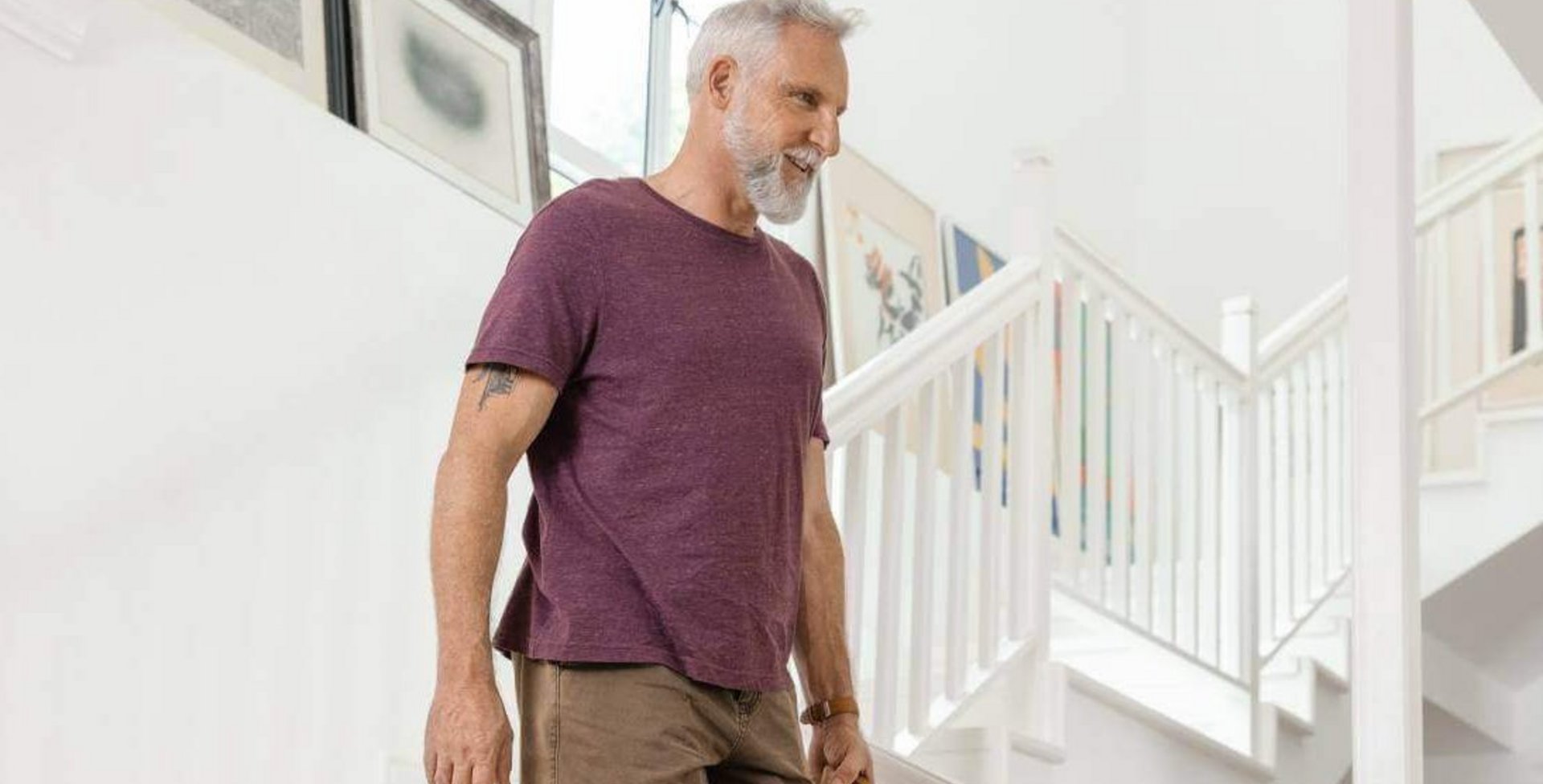 Das Bild zeigt einen Mann beim Herabgehen einer Treppe. Zur Stabilisierung seines Fußgelenks trägt er eine MalleoTrain Bandage, die u.a. bei einer Sprunggelenkarthrose Abhilfe schafft.